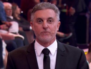 Luciano Huck se confunde e fala de programa concorrente no Melhores do Ano; VEJA VÍDEO