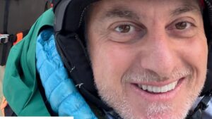 Aos 18 anos, filho de Angélica e Luciano Huck rouba a cena em fotos de viagem só com o pai