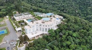 Maior casa do Brasil é quase do tamanho do Coliseu, vale R$ 1 bilhão e abriga casal famoso; veja fotos!