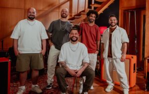 Veja a letra de “No Sofá Da Sala”, parceria do Maneva com Lauana Prado