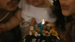 Discreta, cantora surpreende com fotos raras no aniversário de 1 ano da filha: ‘Coisa mais linda’