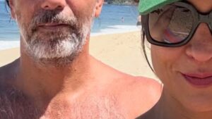 Aos 54 anos, ex-ator da Globo exibe fotos raras com a esposa em dia de praia: ‘Alma lavada’