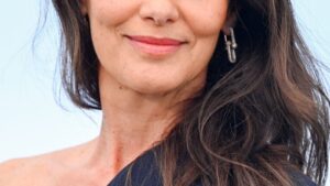 Aos 51, atriz brasileira vive há anos na França e já foi eleita a mulher mais bonita do século