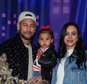 Mavie encanta web ao imitar careta de Neymar Jr.