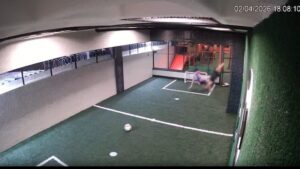 Menino leva choque elétrico em portão e é salvo por amigo em condomínio; veja vídeo