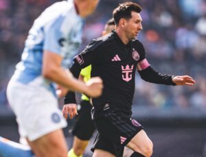 Messi dá chute e quebra lente de fotógrafo em treino do Inter Miami; veja vídeo