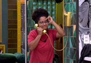 BBB26: Milena atende Big Fone:  “Atenção, preste bem atenção”
