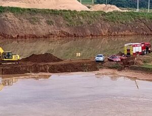 Homem morre após trator tombar e afundar em tanque de lama; VEJA VÍDEO