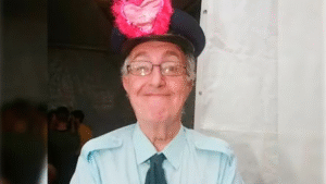 Morre Roberto Marquis, intérprete do Guarda Juju em A Praça É Nossa, aos 83 anos