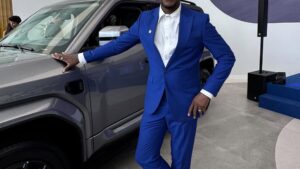 Após período de dificuldade financeira, cantor de 42 anos garante carro mais caro do Brasil