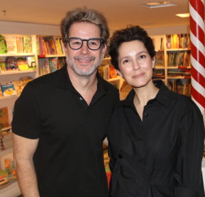 Murilo Benício prestigia lançamento de livro da ex, a jornalista Cecília Malan