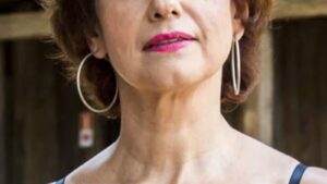 Prestes a completar 60 anos, ex-atriz da Globo já vendeu água de coco em Copacabana para pagar as contas