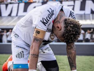 Neymar tenta dar passe de letra e acaba caindo no chão; VEJA VÍDEO