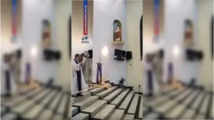 Padre causa polêmica em missa no RJ: “Vai puxar o saco do Bolsonaro”; VEJA VÍDEO!