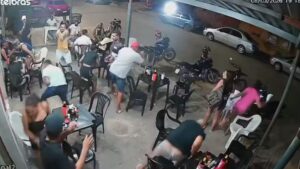 Homem é baleado no olho e na barriga após briga em bar; veja vídeo