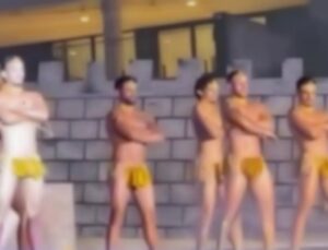 Cena de bacanal com atores seminus na Paixão de Cristo revolta moradores; VEJA VÍDEO