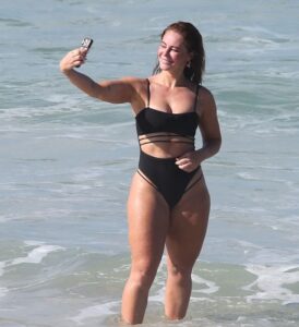 Hariany Almeida e Renan Machado curtem passeio no shopping