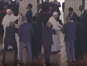 Aos 70 anos, Papa Leão XIV arrisca truque feito por Francisco no Vaticano; VEJA VÍDEO
