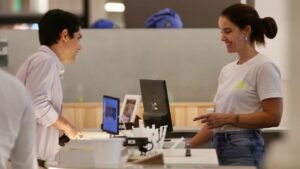 Aos 46 anos, ex-atriz abandona o luxo da TV para trabalhar em emprego comum num shopping