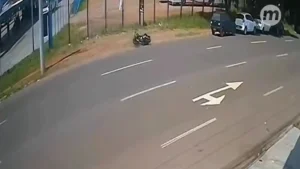 Motociclista atinge pedestre em faixa e é lançado de moto desgovernada; VEJA VÍDEO!