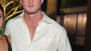 Aos 29 anos, filho de Leticia Spiller e Marcello Novaes faz rara aparição com a namorada jornalista