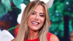 Aos 49 anos, Poliana Rocha fala sobre apelido que recebeu da web e revela segredo do casamento com Leonardo