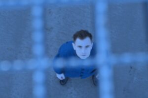 Kyrill lança novo single “Pulling Me Down” e mergulha em temas de ansiedade e colapso social