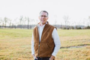 Charlie Matthews transforma fé e trajetória pessoal em mensagem de esperança através da música