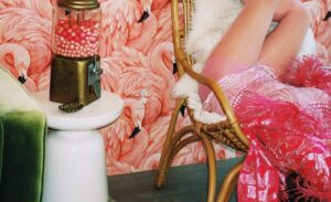 Kiki T une influências havaianas e emoção intensa em proposta autoral no pop contemporâneo