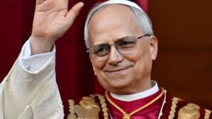 Aos 67 anos, cantora com patrimônio superior a R$ 4 bilhões é apontada como parente do papa Leão XIV