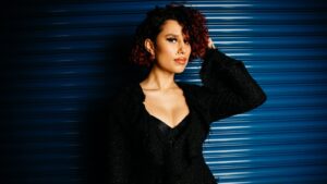 Aprenda a tradução de ‘I Know You’re Hurting’ – RAYE