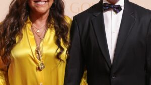 Aos 72 anos, apresentadora surge com o marido que quase ficou tetraplégico