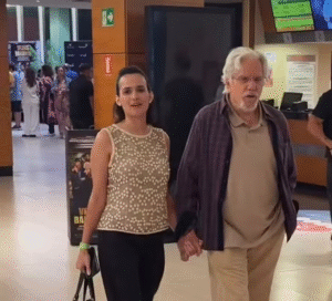 Aos 88 anos, Reginaldo Faria é flagrado com namorada de 39