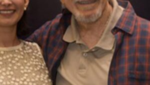 Aos 88 anos, ator veterano surge com a namorada que é 49 anos mais jovem do que ele