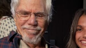 Aos 15 anos, neta de Reginaldo Faria faz rara aparição em foto com o avô: ‘Lindona’