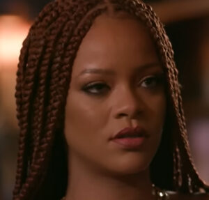 Com roupa de grife, filha caçula de Rihanna chama atenção em primeira aparição pública