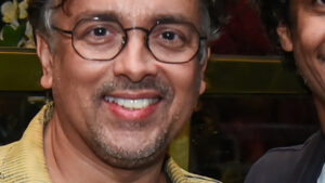 Rodrigo Fagundes faz rara aparição com o marido, que é ator