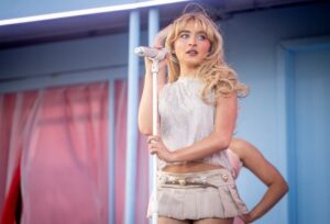 Sabrina Carpenter é criticada após interação com fã durante show no Coachella: “Desnecessária e grosseira”