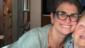 Aos 57 anos, Sandra Annenberg exibe fotos raríssimas com a mãe e o irmão