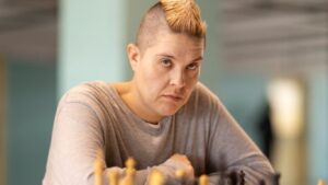 Atriz que interpretou Sandrão em “Tremembé” cobra prefeitura por pagamento atrasado e cogita deixar a carreira