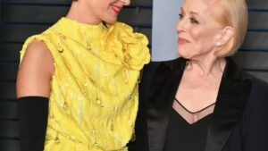 Aos 51 anos, atriz vive relacionamento de longa data com famosa veterana que tem 83 anos