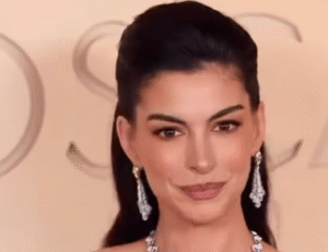 Anne Hathaway reage com humor a críticas sobre aparência no Oscar 2026