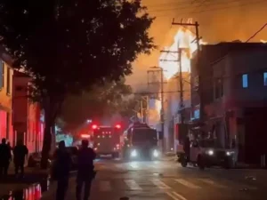 Incêndio de grandes proporções atinge fábrica no Brás, em SP; VEJA VÍDEO