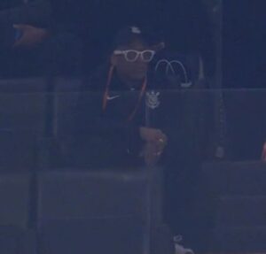 Com blusão e boné do Corinthians, Spike Lee acompanha partida de futebol do Brasileirão