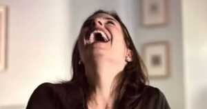 Risada de Suzane Richthofen em documentário ilustra nosso fascínio por celebridades do crime