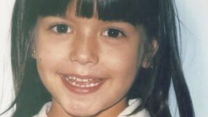 Aos 42 anos, menina da foto hoje é apresentadora, se casou com cantor famoso e é mãe de dois filhos