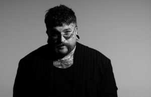 Teddy Swims lança “Mr. Know It All”; veja letra e tradução