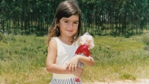 Quem é? Menina da foto faz 40 anos hoje e é atriz, casada com ator famoso e mãe de dois