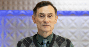 Enrique Diaz divulga imagem atacando a Globo, apaga publicação e causa mal-estar nos bastidores de ‘Três Graças’