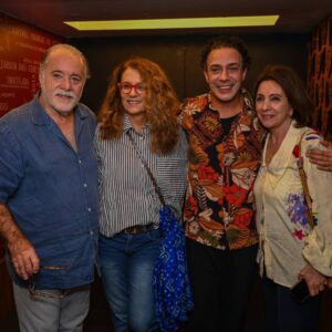 Tony Ramos recebe homenagem de Marcelo Médici ao final de peça de teatro